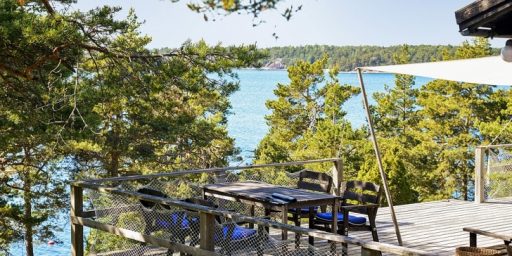 Hubaseks kujundatud suvekodu mere ääres